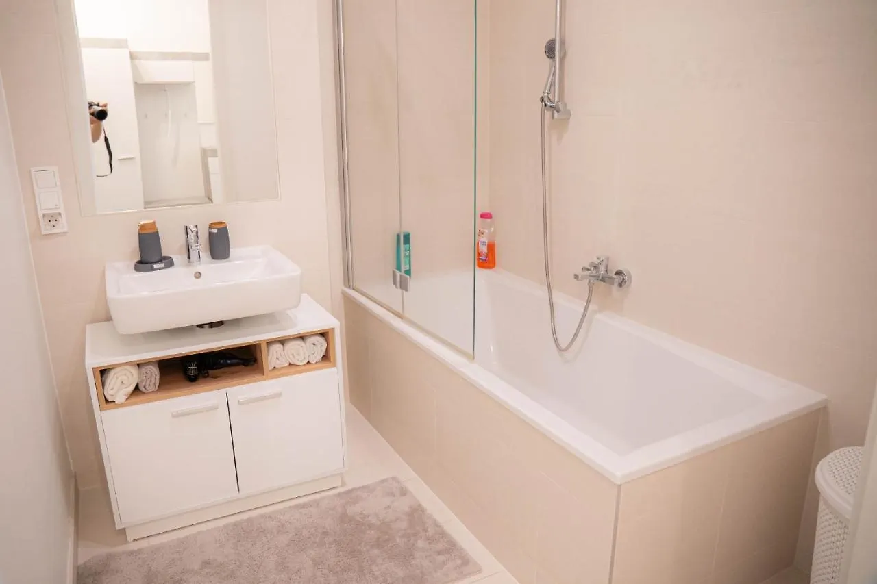 Restify10 - Skyline View - Fitness - Garge - Modern Apartamento Viena 0*,